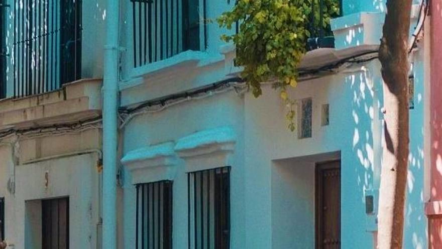 Calle con viviendas y una bicicleta apoyada