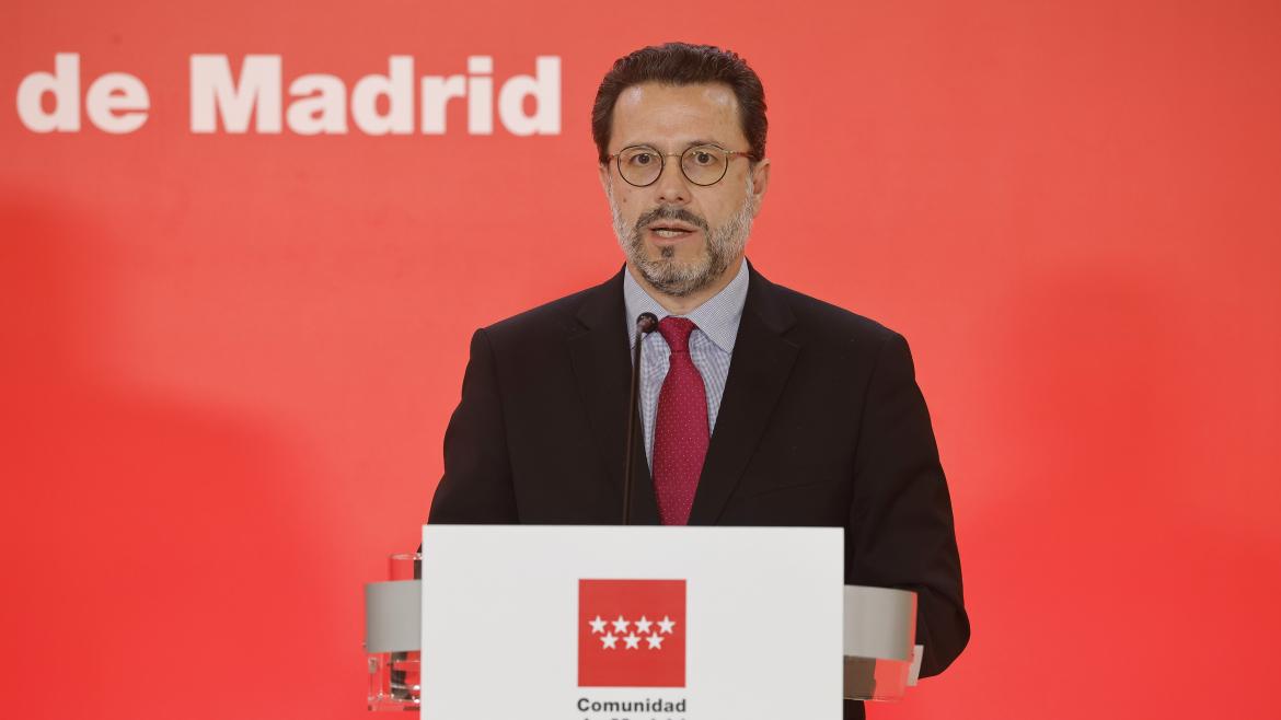 La Comunidad de Madrid aprueba la nueva bajada de impuestos pionera en la UE para atraer más inversiones y crear empleo El consejero de Economía durante el anuncio en la rueda de prensa